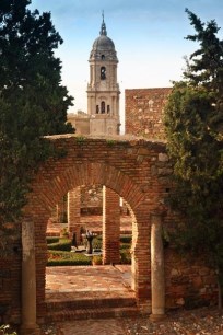 Subimos por 2 pequeños arcos abiertos en el muro