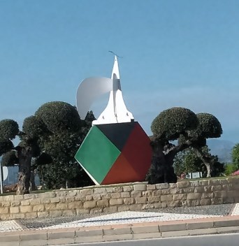 Paloma de la Paz, sobre cubo de colores