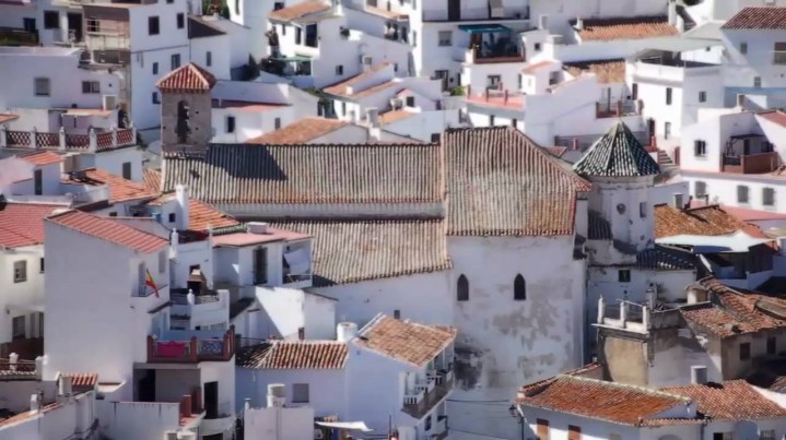 Detrás de la cabecera hay una torre-camarín