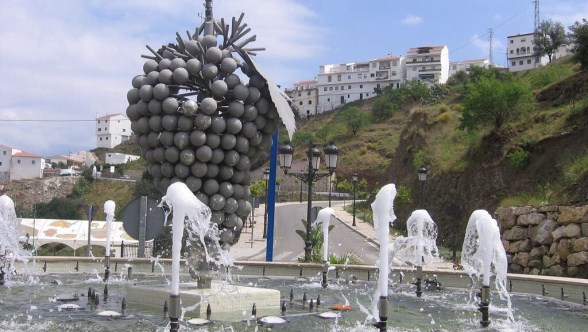 Cerca del mismo, está la fuente con el racimo de uvas