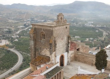 De la vetusta iglesia, queda la torre campanario