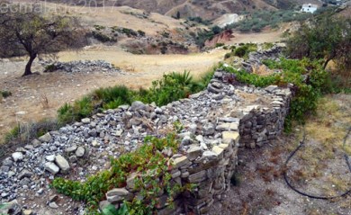 Cerca, se ven restos del entramado defensivo de los alrededores