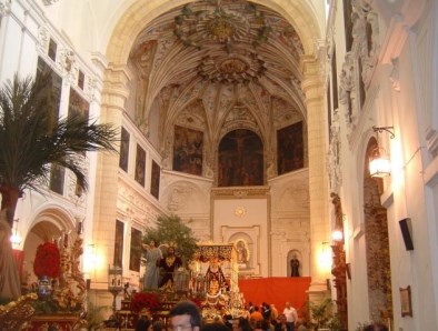 En el exterior, sus contrafuertes le dan carácter de “iglesia-fortaleza”