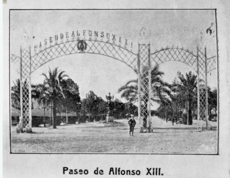 La entrada al paseo de Alfonso XIII tenía una elegante portada de arcos de hierro
