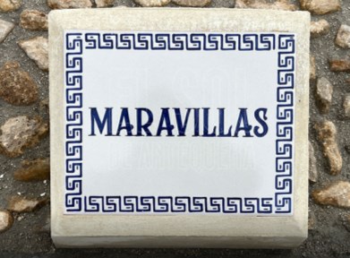 Unos azulejos nombres de las mismas, están al borde de la rotonda