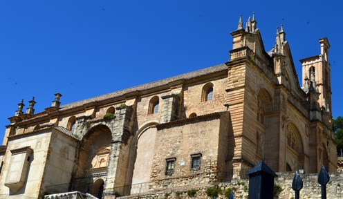 La torre (de ladrillo), es del siglo XVII, y “un tanto rara”
