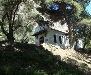 Y escondida entre los árboles la “Capilla- Escuela”, “Ermita de la Medalla Milagrosa”