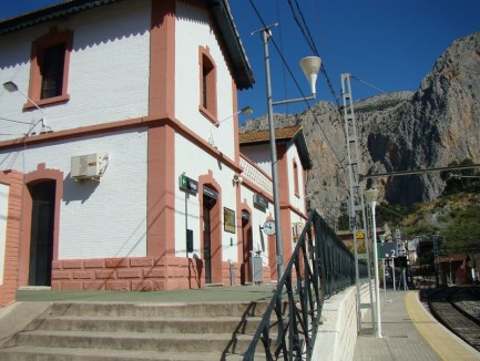 Con la Estación o Apeadero “El Chorro- Caminito del Rey”