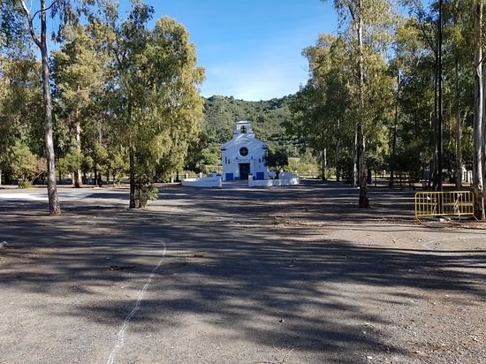 En el interior de la ermita es la imagen del “santo esposo de María” quien la preside