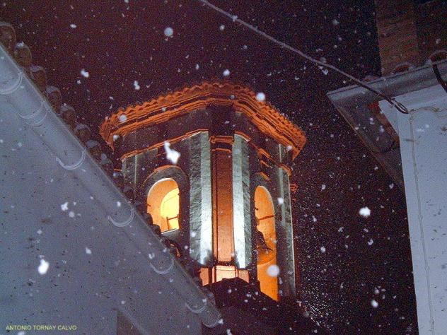 Nevada de madrugada y “Torre del moro” entre la niebla