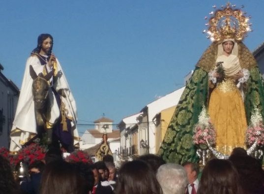 Son trece, de los cuales, un niño lleva una campana y un consiliario “una turuta”