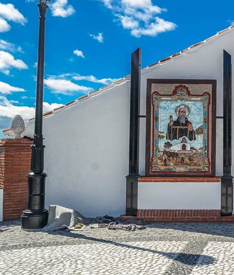 Y hace poco tiempo se le ha colocado una “cerámica de San Antón en su parte izquierda”