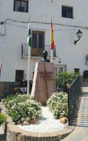 En el sur, un recio busto de Blas Infante, coronado por banderas