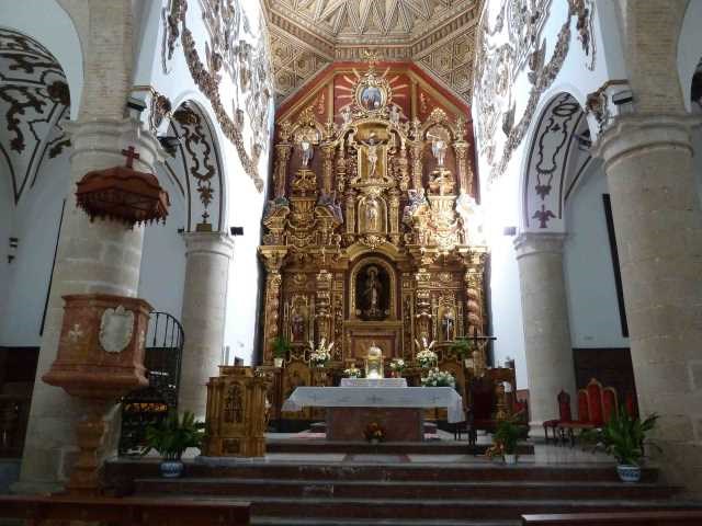 La torre tiene adosada, abajo, una fuente de dos caños