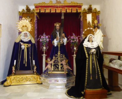 Luego un retablo con el Cristo del Perdón y Vera-Cruz de Castillo Lastrucci, en 1937