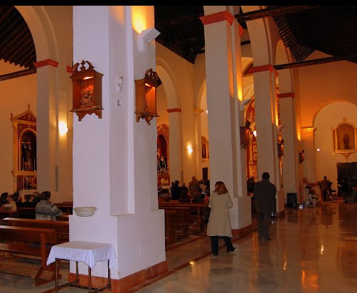 El escudo es el de la Catedral, pues estaba en “sede vacante entonces el obispado”