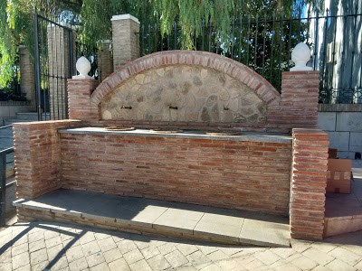 Tiene tres grifos y tres senos semicirculares