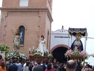 En cada cruz se baila y canta (como se hace en Frigiliana)