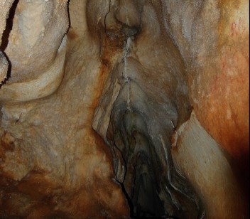 Ilustración de La Cueva de las Estegamitas, en La Araña