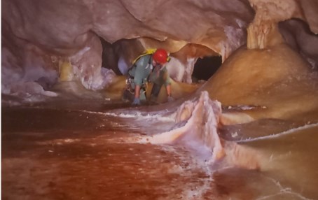 Ilustración de La Cueva de las Estegamitas, en La Araña