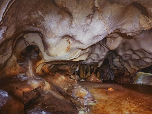Ilustración de La Cueva de las Estegamitas, en La Araña