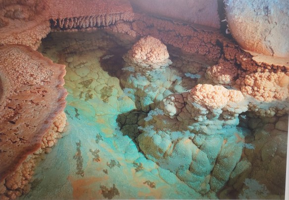 Ilustración de La Cueva de las Estegamitas, en La Araña