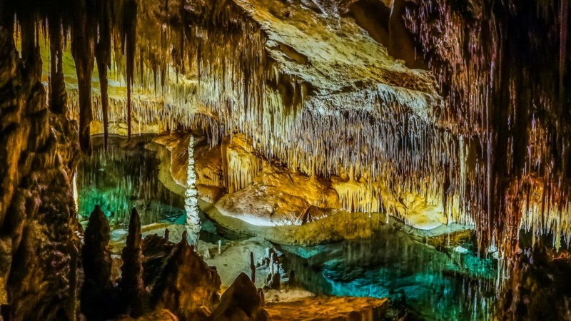 Ilustración de La Cueva de las Estegamitas, en La Araña