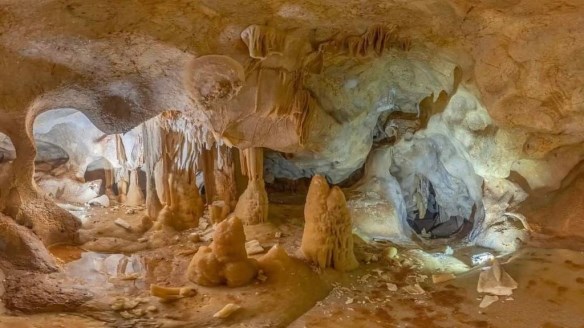 Ilustración de La Cueva de las Estegamitas, en La Araña