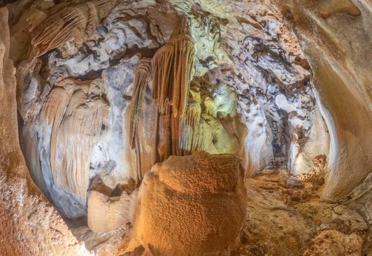 Ilustración de La Cueva de las Estegamitas, en La Araña