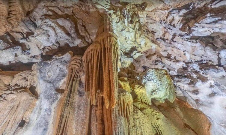 Ilustración de La Cueva de las Estegamitas, en La Araña