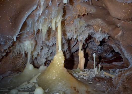 Ilustración de La Cueva de las Estegamitas, en La Araña