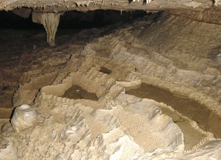 Ilustración de La Cueva de las Estegamitas, en La Araña