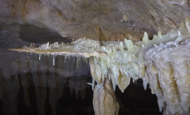 Ilustración de La Cueva de las Estegamitas, en La Araña