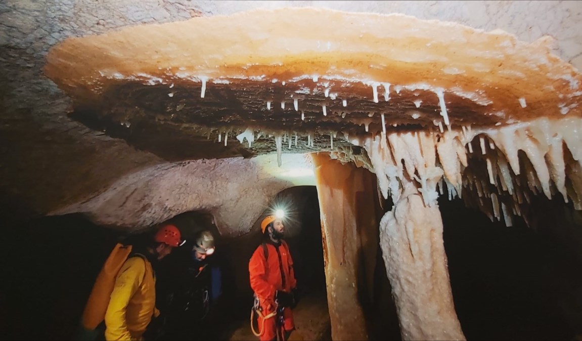 Ilustración de La Cueva de las Estegamitas, en La Araña