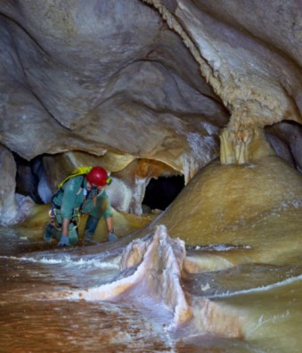 Ilustración de La Cueva de las Estegamitas, en La Araña