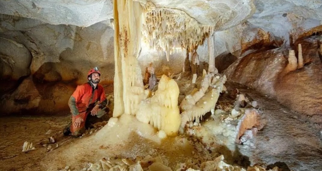 Ilustración de La Cueva de las Estegamitas, en La Araña