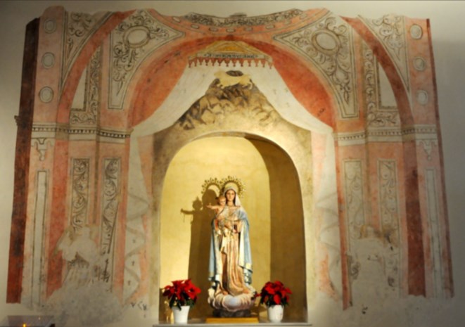 Enfrente, “en la nave del Evangelio, otro nicho también decorado con hojas de acanto