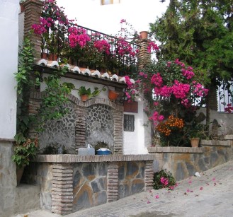 Sus aguas emanan del cerro Ejido y su pilar, antes, era abrevadero del ganado