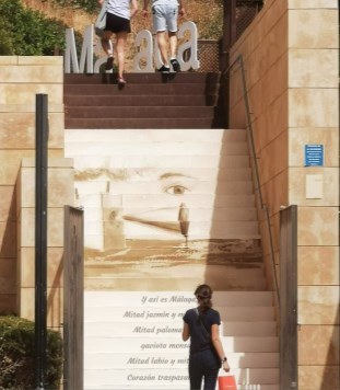 Poesías, en la calle del poeta cerca del Paseo Marítimo