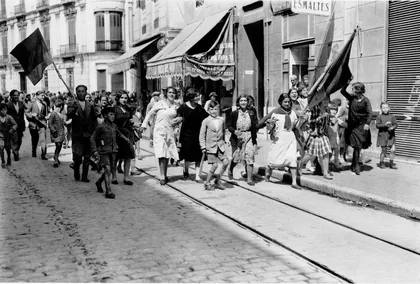 Grupo Celebrando el 14de Abril por Calle Carreteria