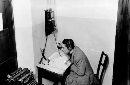 Redactor de Diario Sur Recogiendo Noticias de Agencia por Telefono