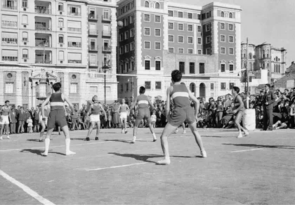 Partido de Balonvolea en la Plaza de la Marina