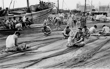 Pescadores Remendando Redes