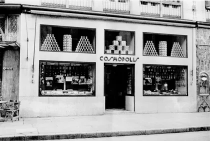 Fachada del Comercio de Ultramarinos Cosmopolis en Calle Larios