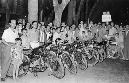 Concentracion de Usuarios de Motos Guzzi en el Parque