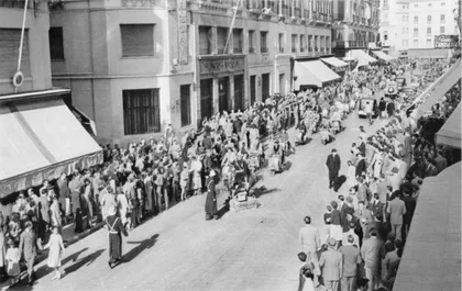 Caravana de Miembros del Malaga Vespa Club Repartiendo Aguinaldos a Policias Municipales