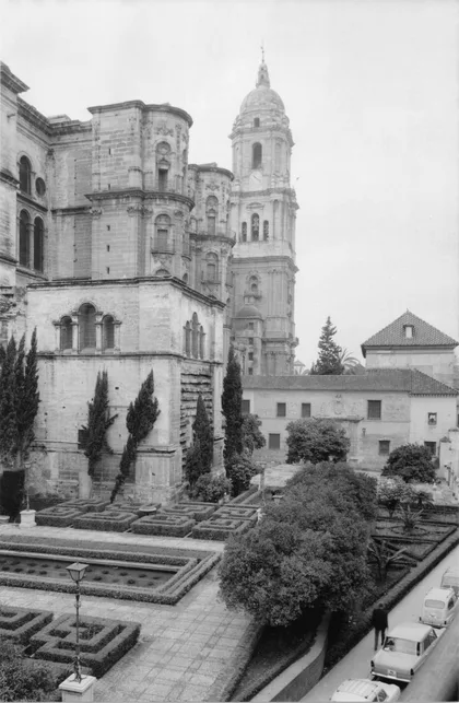 Calle Cister y Jardines de la Catedral