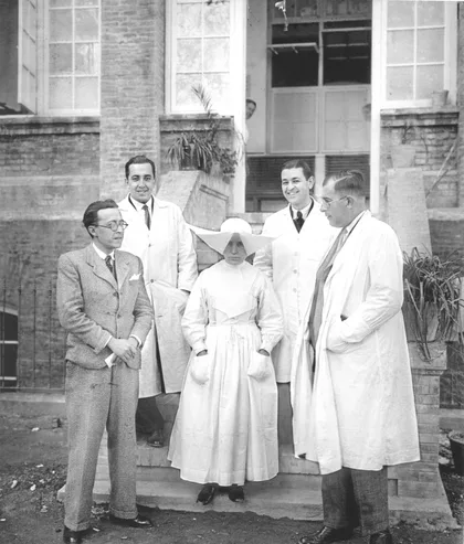 Retrato de Grupo en la Puerta del Hospital Civil