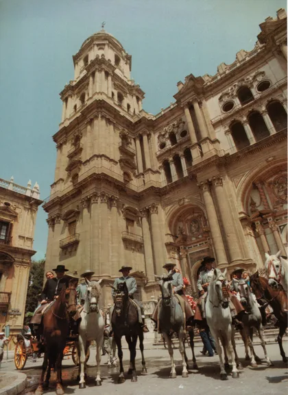 Bella Estampa de los Caballistas Ente la Catedral