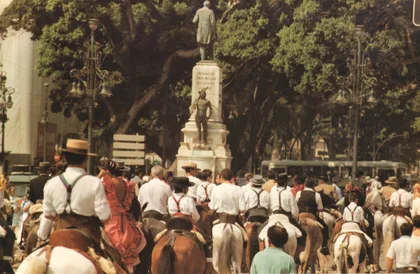 La Fiesta Envuelve el Corazón